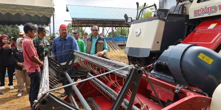 Petani Dusun Liang Berakit Terima Bantuan Alsintan Pertanian dari Bupati Kukar