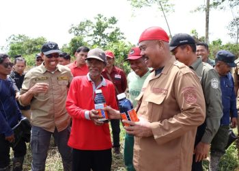 Bupati Serahkan Bantuan Untuk Petani Tenggarong Seberang