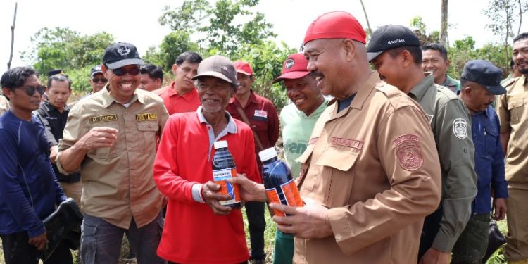 Bupati Serahkan Bantuan Untuk Petani Tenggarong Seberang