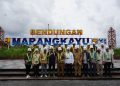 Foto Bersama PJ Gubernur Kalimantan Timur Saat Tinjau Bendungan Marangkayu