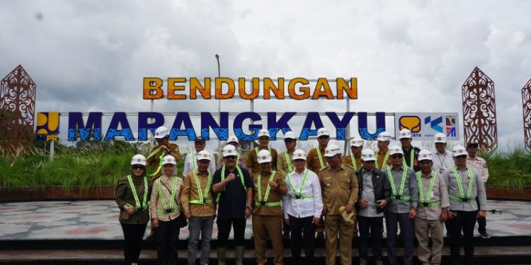Foto Bersama PJ Gubernur Kalimantan Timur Saat Tinjau Bendungan Marangkayu