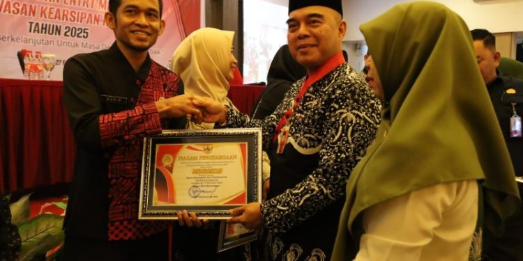 Kecamatan Muara Badak raih Penghargaan Pengelolaan Kearsipan dari Pemkab Kukar