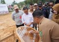 Pj Gubernur Kaltim Saat Peletakkan Tiang Pancang Odah Singgah