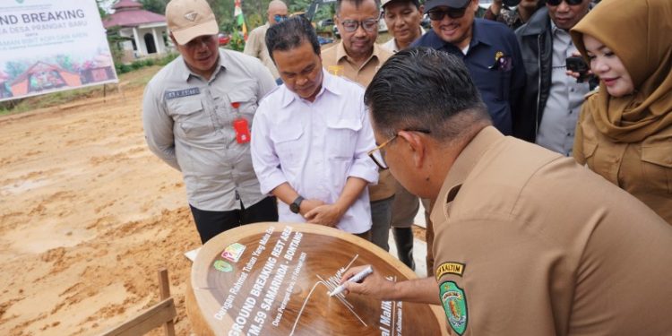 Pj Gubernur Kaltim Saat Peletakkan Tiang Pancang Odah Singgah