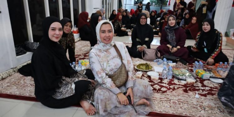 Keluarga Besar Rendi Solihin Wabup Kukar Bagikan 15 Door Prize Umroh