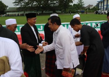 Asisten III Pemkab Kukar melaksanakan Salat Ied di Stadion Rondong Demang