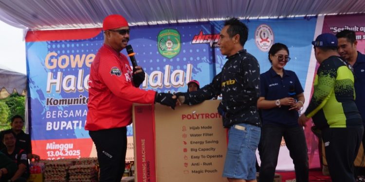 Bupati Kukar Edi Damansyah Meriahkan Gowes Fun Kukar Idaman 2025 bersama Komunitas Sepeda