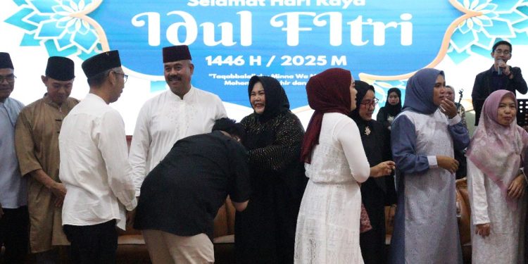 Pendopo Odah Etam Jadi Pusat Halal Bihalal, Bupati Kukar Sambut Ribuan Tamu