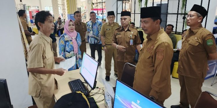 Sekda Kukar Tinjau MPP di Hari Pertama Masuk, Apresiasi Pelayanan Publik Pasca Libur Lebaran