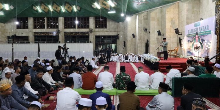 Tabligh Akbar Kukar 2025 - Kehadiran Ustadz Dennis Liem Disambut Hangat di Masjid Agung Tenggarong