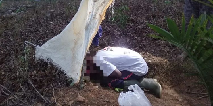Petani ditemukan meninggal dalam posisi sujud di kebun sawit, diduga tersambar petir di Kota Bangun, Kukar.