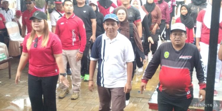 Semangat Warga Tenggarong Seberang Tak Surut di Tengah Hujan, Senam Sehat dan Zumba Party Tetap Meriah