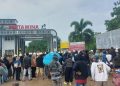 Nelayan Muara Badak melakukan unjuk rasa di depan gerbang PT Pertamina Hulu Sanga Sanga menuntut ganti rugi atas pencemaran lingkungan