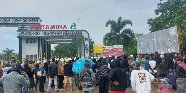 Nelayan Muara Badak melakukan unjuk rasa di depan gerbang PT Pertamina Hulu Sanga Sanga menuntut ganti rugi atas pencemaran lingkungan