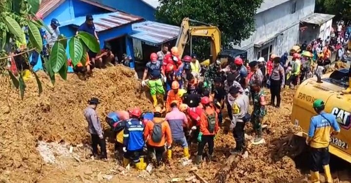 Tim SAR gabungan bersama relawan dan alat berat melakukan evakuasi korban longsor di Kelurahan Lempake, Samarinda.