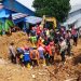 Tim SAR gabungan bersama relawan dan alat berat melakukan evakuasi korban longsor di Kelurahan Lempake, Samarinda.