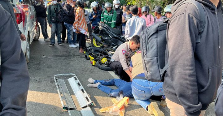 Kecelakaan lalu lintas di Jalan Poros Samarinda-Bontang Kilometer 10, Pemotor berboncengan alami luka berat dan dilarikan ke RSUD Taman Husada Bontang, Selasa 13 Mei 2025.