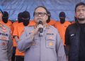 Kapolresta Samarinda Kombes Pol. Hendri Umar saat konferensi pers pengungkapan kasus pembunuhan berencana di Mapolresta Samarinda, didampingi personel kepolisian dan para tersangka.