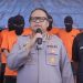 Kapolresta Samarinda Kombes Pol. Hendri Umar saat konferensi pers pengungkapan kasus pembunuhan berencana di Mapolresta Samarinda, didampingi personel kepolisian dan para tersangka.