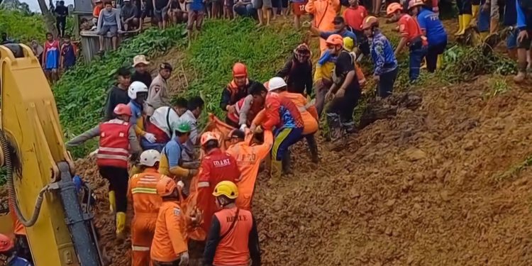 Korban Longsor di Lempake Samarinda Ditemukan Meninggal, Dua Anak Masih Hilang