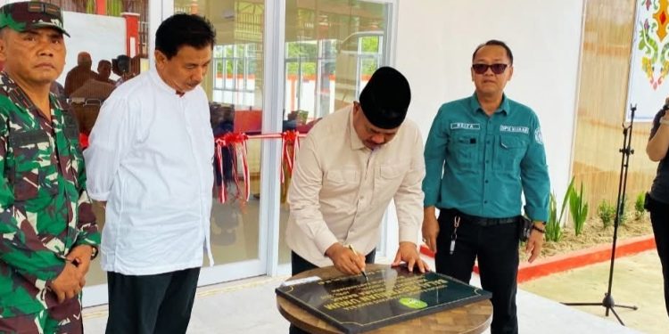 Bupati Kutai Kartanegara Edi Damansyah meresmikan Gedung BPU Kecamatan Muara Badak pada 9 Mei 2025