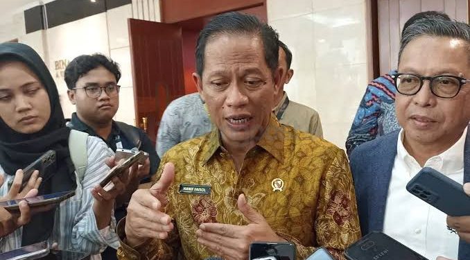 Tim Kementerian Lingkungan Hidup bersama FPIK Unmul meneliti dugaan pencemaran limbah pengeboran PT PHSS di perairan Tanjung Limau, Samarinda