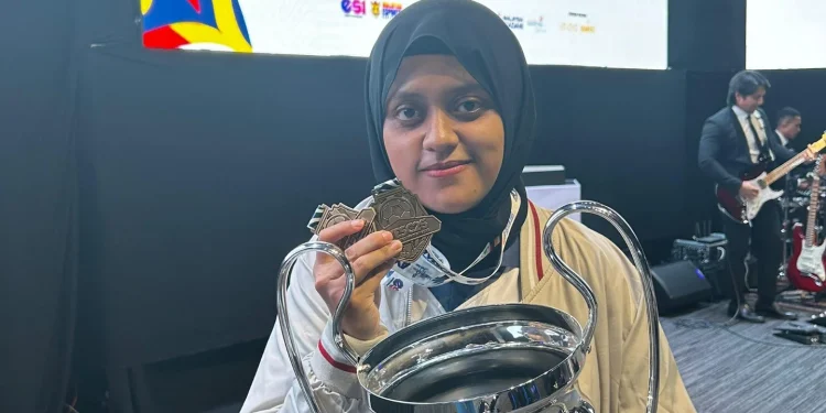 "Putri Prameswari juara ASEAN Youth eSports Championship 2025 di Malaysia membawa trofi eFootball