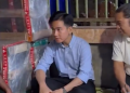 Wapres Gibran mendengarkan keluhan warga Dusun Muara Kate, Paser, Kaltim terkait hauling batu bara.