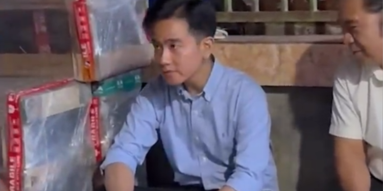 Wapres Gibran mendengarkan keluhan warga Dusun Muara Kate, Paser, Kaltim terkait hauling batu bara.