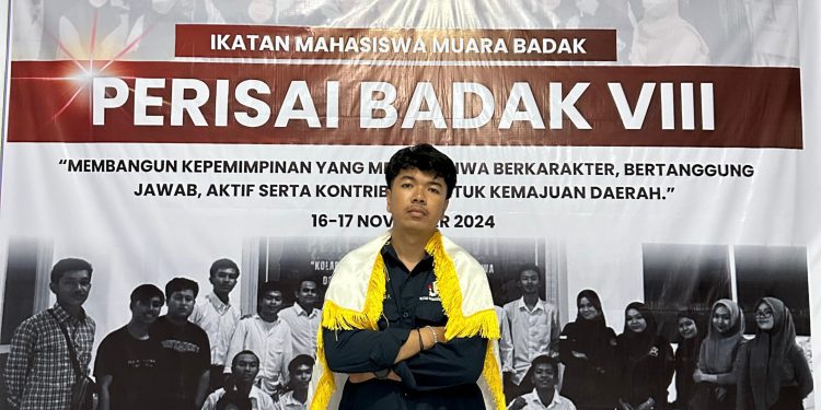 Ketua IMABA Andi Riski Lukman menyuarakan tuntutan pembangunan Asrama Mahasiswa Muara Badak