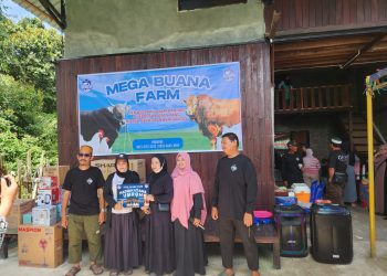 Acara syukuran kandang ayam kedua Mega Buana Farm di Muara Badak, dihadiri konsumen sapi qurban pada 29 Juni 2025