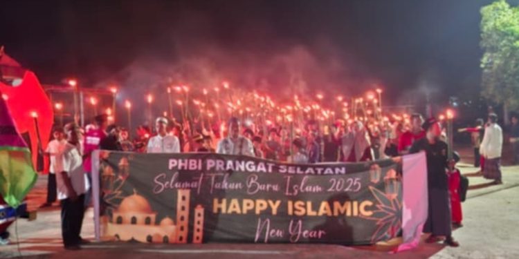 Pawai obor 1 Muharram 1447 H di Desa Perangat Selatan Kecamatan Marang Kayu, Kutai Kartanegara, diikuti ratusan anak-anak membawa obor meriahkan Tahun Baru Islam 2025.