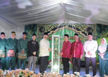 Kafilah Desa Badak Baru menerima trofi Juara Umum MTQ Muara Badak 2025