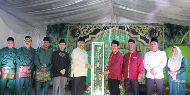 Kafilah Desa Badak Baru menerima trofi Juara Umum MTQ Muara Badak 2025