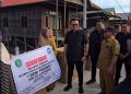 Bupati Kukar Aulia Rahman Basri menyerahkan bantuan perikanan kepada Kelompok Dewi Pesisir di Dermaga Desa Gas Alam Badak I, Kecamatan Muara Badak.