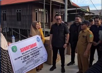 Bupati Kukar Aulia Rahman Basri menyerahkan bantuan perikanan kepada Kelompok Dewi Pesisir di Dermaga Desa Gas Alam Badak I, Kecamatan Muara Badak.