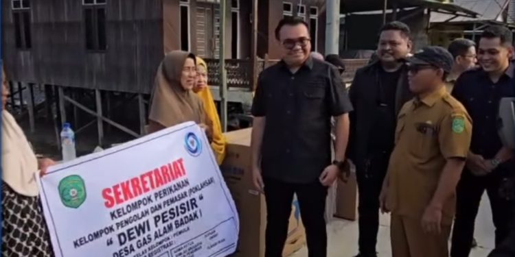 Bupati Kukar Aulia Rahman Basri menyerahkan bantuan perikanan kepada Kelompok Dewi Pesisir di Dermaga Desa Gas Alam Badak I, Kecamatan Muara Badak.