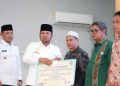 Gubernur Rudy Mas’ud menyerahkan insentif Gratispol dan Jospol kepada marbot dan guru agama di Berau