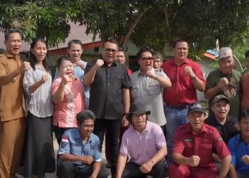 Bupati Kutai Kartanegara Aulia Rahman Basri dan Wakil Bupati Rendi Solihin berfoto bersama warga Desa Sungai Bawang usai meresmikan program Internet Gratis, 8 Juli 2025, Kecamatan Muara Badak.