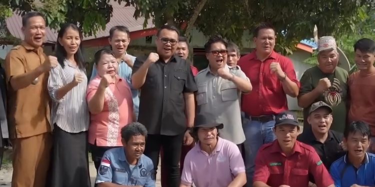 Bupati Kutai Kartanegara Aulia Rahman Basri dan Wakil Bupati Rendi Solihin berfoto bersama warga Desa Sungai Bawang usai meresmikan program Internet Gratis, 8 Juli 2025, Kecamatan Muara Badak.