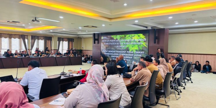 Rapat Dengar Pendapat DPRD Kukar bersama warga Marangkayu bahas pembebasan lahan proyek bendungan.