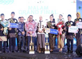 Bupati Kukar Aulia Rahman Basri mengukuhkan pemenang Teruna Dara Kukar 2025 di Tenggarong.