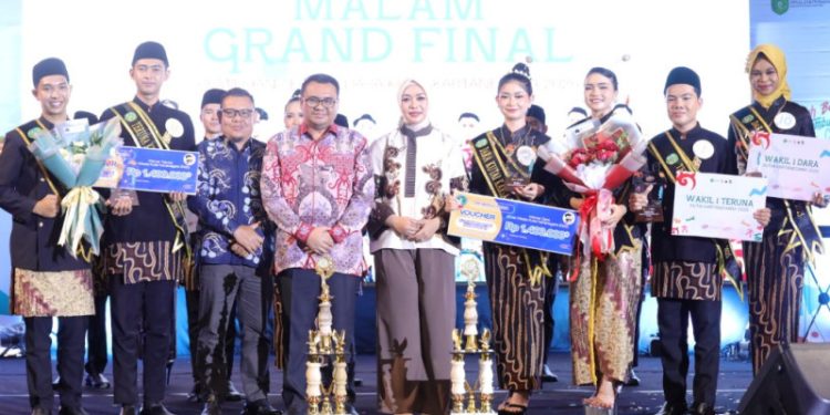 Bupati Kukar Aulia Rahman Basri mengukuhkan pemenang Teruna Dara Kukar 2025 di Tenggarong.