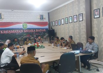 Suasana audiensi peningkatan jalan di Kecamatan Muara Badak yang dihadiri Camat Muara Badak, Kepala Desa Badak Baru, Ketua BPD Badak Baru, Kepala Desa Batu-Batu, Ketua BPD Batu-Batu, serta perwakilan instansi terkait.