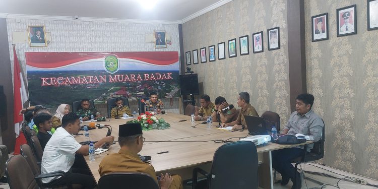 Suasana audiensi peningkatan jalan di Kecamatan Muara Badak yang dihadiri Camat Muara Badak, Kepala Desa Badak Baru, Ketua BPD Badak Baru, Kepala Desa Batu-Batu, Ketua BPD Batu-Batu, serta perwakilan instansi terkait.