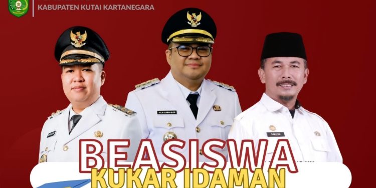 Bupati, Wakil Bupati, dan Sekda Kutai Kartanegara dalam program Beasiswa Kukar Idaman. (Foto: Dok. Pemkab Kukar)