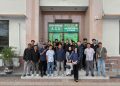 Keluarga korban kekerasan anak berdiri di depan kantor Pengadilan Negeri Tenggarong menuntut keadilan