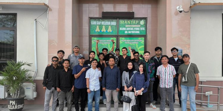 Keluarga korban kekerasan anak berdiri di depan kantor Pengadilan Negeri Tenggarong menuntut keadilan