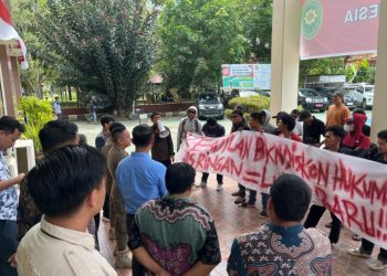 Aksi Demonstrasi di Depan Pengadilan Negeri Tenggarong