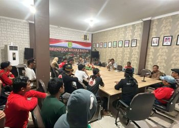 Audiensi antara Pemerintah Kecamatan Muara Badak, perusahaan, dan aliansi masyarakat membahas rekrutmen tenaga kerja PT BKY di Kantor Camat Muara Badak, 5 Agustus 2025.